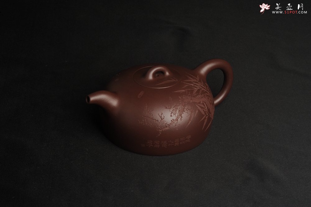 紫砂壶图片：潜力股周小培老师 油润底槽清 卡盖难度相当大 全手工大半月紫砂壶 梅花皎皎类美人 竹枝楚楚若君子 - 美壶网