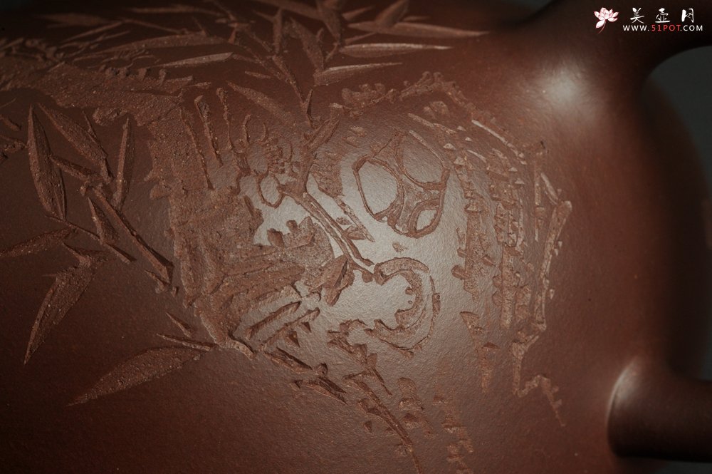 紫砂壶图片：潜力股周小培老师 油润底槽清 卡盖难度相当大 全手工大半月紫砂壶 梅花皎皎类美人 竹枝楚楚若君子 - 美壶网