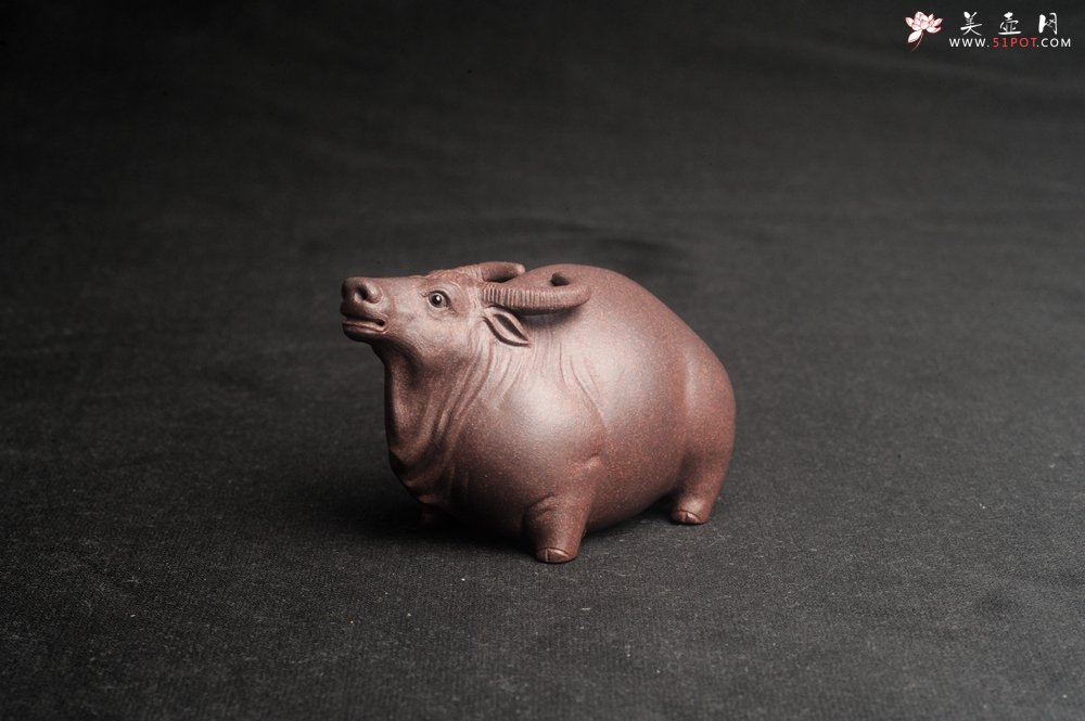 紫砂壶图片：美宠特惠 实力派工艺员姚老师  预计明年升助工  超精品老青灰泥孺子牛茶宠 长8cm高5cm  肌理 - 美壶网