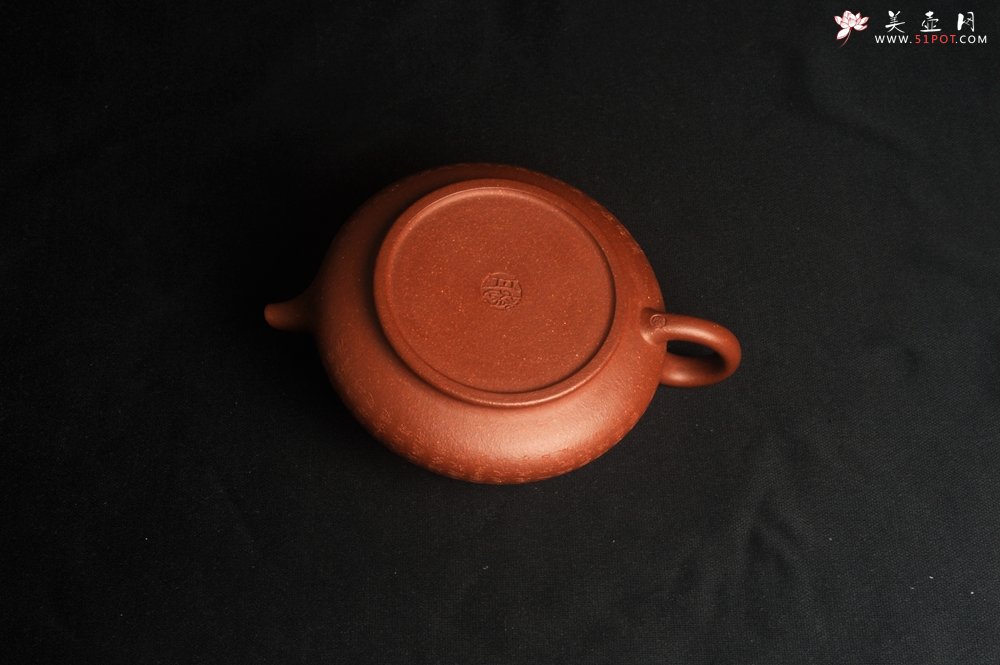 紫砂壶图片：美壶特惠 精致降坡泥心经虚扁壶 茶人醉爱 - 美壶网