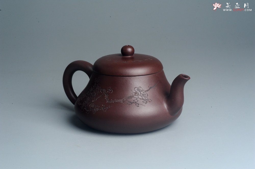 紫砂壶图片：油润底曹青 全手工君德茶壶 通转装饰梅花 特文气 - 美壶网