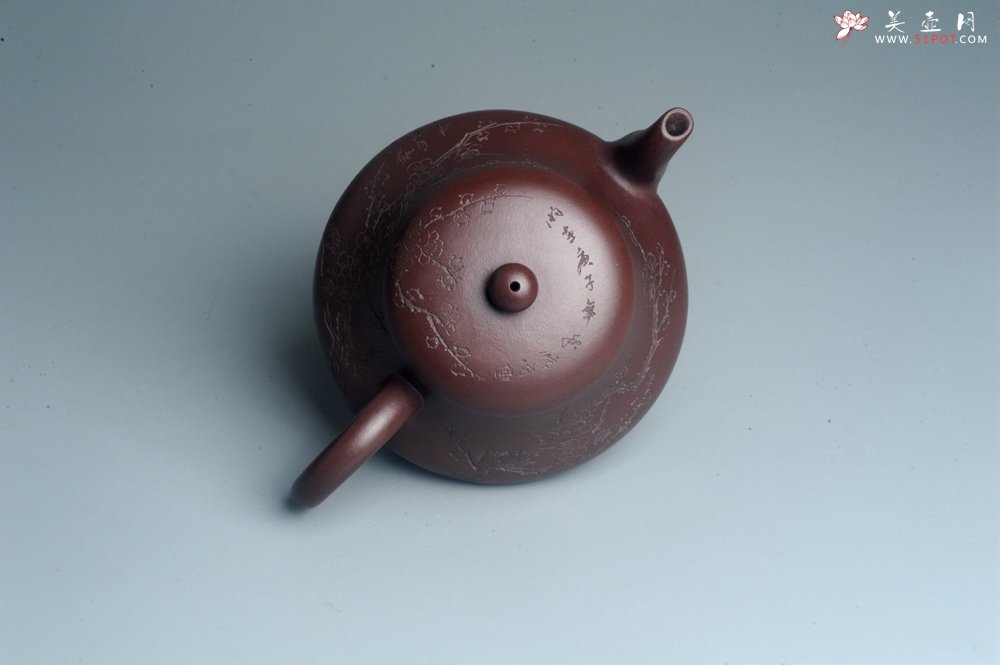 紫砂壶图片：油润底曹青 全手工君德茶壶 通转装饰梅花 特文气 - 美壶网