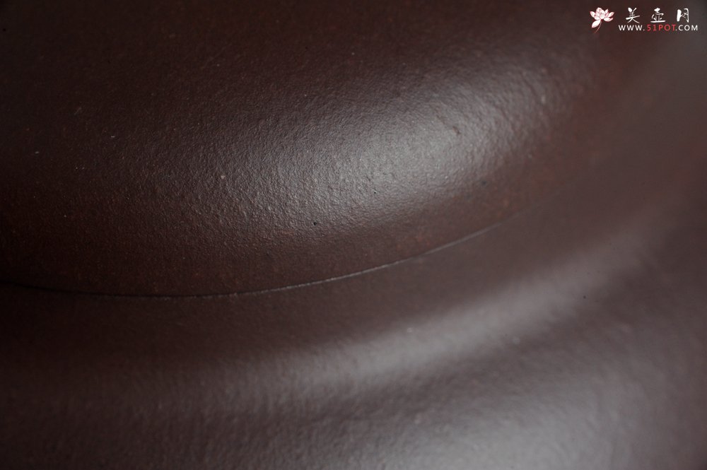 紫砂壶图片：特油润底曹青全手工一捺底景舟茄段 装饰人物特文气 - 美壶网