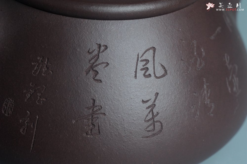 紫砂壶图片：实力派工艺师周斌 优质底槽青全手工精工 满瓢壶 张听钢装饰人物 明月一壶酒 清风万卷书 - 美壶网