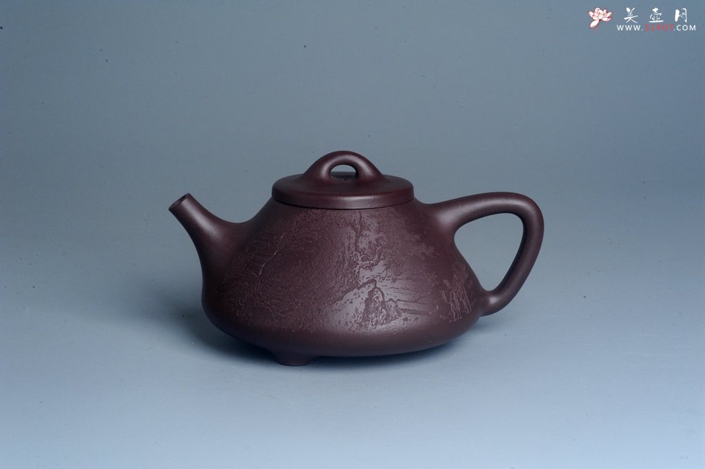 紫砂壶图片：实力派助工周斌 优质底槽青全手工精工 子冶石瓢壶 张听钢精刻山水 青山似欲留人住  香茗何妨为客尝 - 美壶网