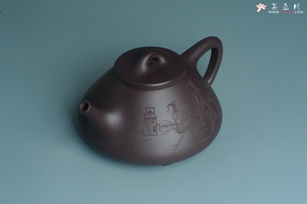 紫砂壶图片：实力派工艺师周斌 优质底槽青全手工精工 子冶石瓢壶 张听钢装饰人物 平生衣食随缘好 过得清闲便是仙 - 美壶网