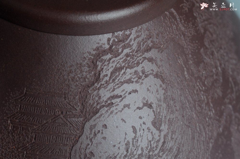 紫砂壶图片：实力派助工周斌 优质底槽青全手工精工 子冶石瓢壶 张听钢精刻山水 青山似欲留人住  香茗何妨为客尝 - 美壶网