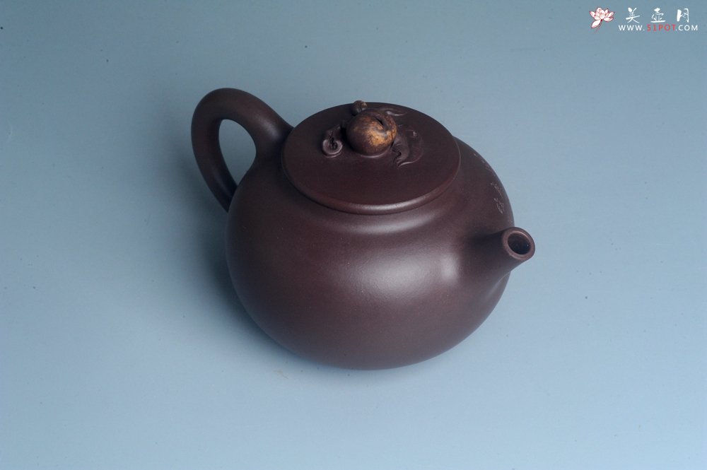 紫砂壶图片：实力派助工周斌 优质底槽清全手工精工 原创寿桃壶  陶兴双刀装饰 特文气 但愿人长久千里共婵娟 - 美壶网