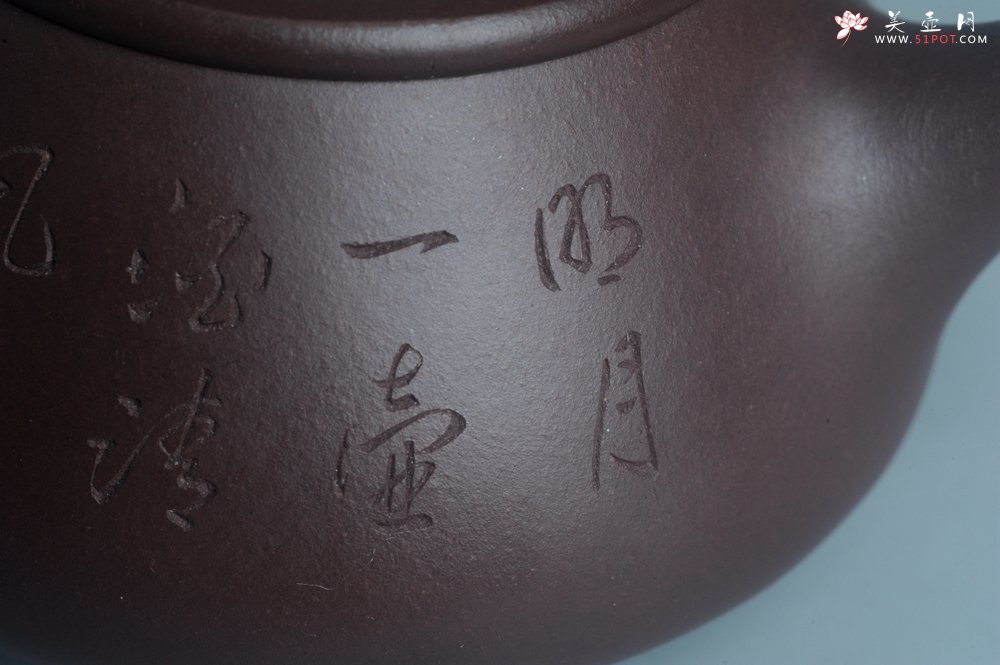 紫砂壶图片：实力派工艺师周斌 优质底槽青全手工精工 满瓢壶 张听钢装饰人物 明月一壶酒 清风万卷书 - 美壶网