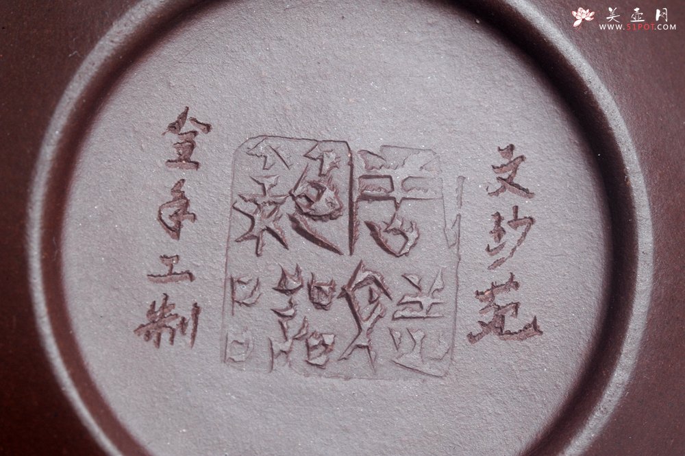 紫砂壶图片：实力派工艺师周斌 优质底槽清全手工精工 原创寿桃壶 陶兴双刀装饰 福如东海长流水 寿比南山不老松 特 - 美壶网