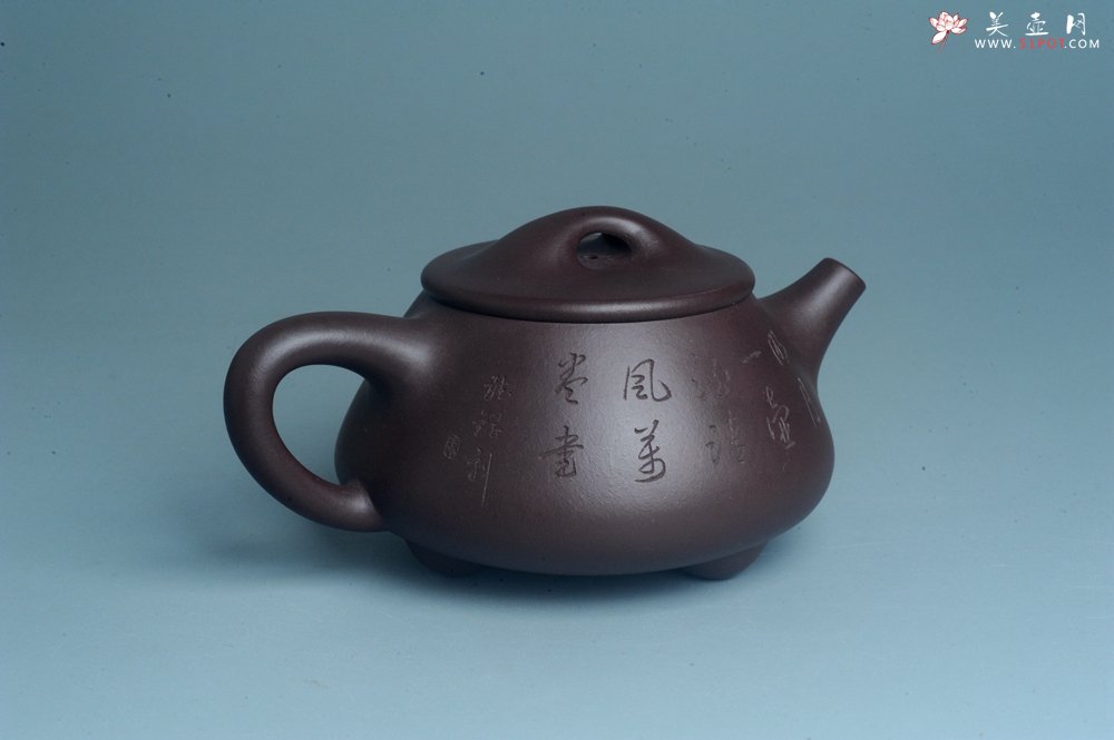 紫砂壶图片：实力派工艺师周斌 优质底槽青全手工精工 满瓢壶 张听钢装饰人物 明月一壶酒 清风万卷书 - 美壶网