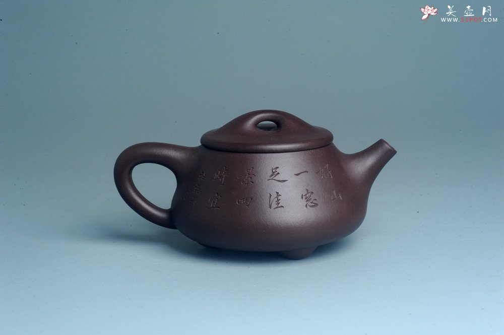 紫砂壶图片：实力派工艺师周斌 优质底槽青全手工精工 满瓢壶 张听钢装饰山水 好山一窗足 佳景四时宜 - 美壶网