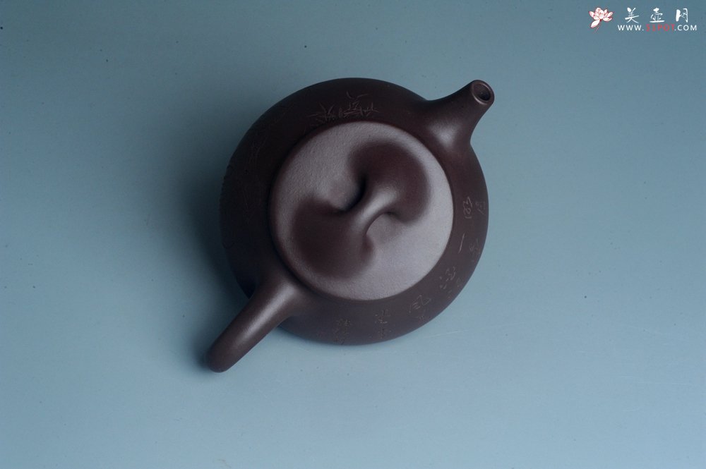 紫砂壶图片：实力派工艺师周斌 优质底槽青全手工精工 满瓢壶 张听钢装饰人物 明月一壶酒 清风万卷书 - 美壶网