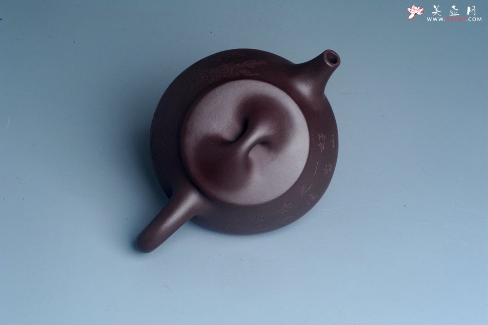 紫砂壶图片：实力派工艺师周斌 优质底槽青全手工精工 满瓢壶 张听钢装饰山水 好山一窗足 佳景四时宜 - 美壶网