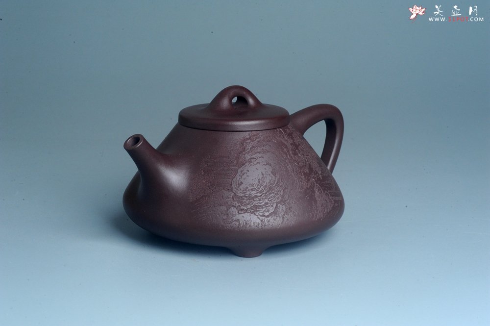 紫砂壶图片：实力派助工周斌 优质底槽青全手工精工 子冶石瓢壶 张听钢精刻山水 青山似欲留人住  香茗何妨为客尝 - 美壶网