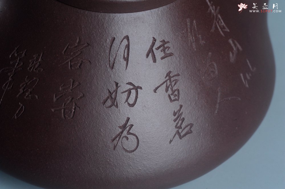 紫砂壶图片：实力派助工周斌 优质底槽青全手工精工 子冶石瓢壶 张听钢精刻山水 青山似欲留人住  香茗何妨为客尝 - 美壶网