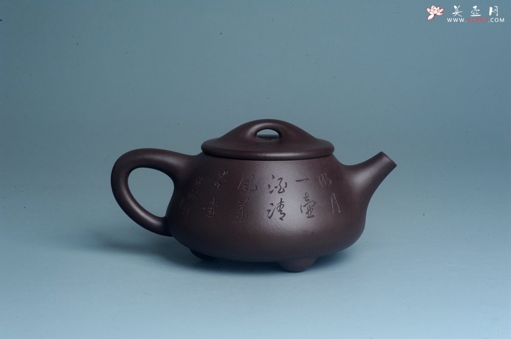 紫砂壶图片：实力派工艺师周斌 优质底槽青全手工精工 满瓢壶 张听钢装饰人物 明月一壶酒 清风万卷书 - 美壶网