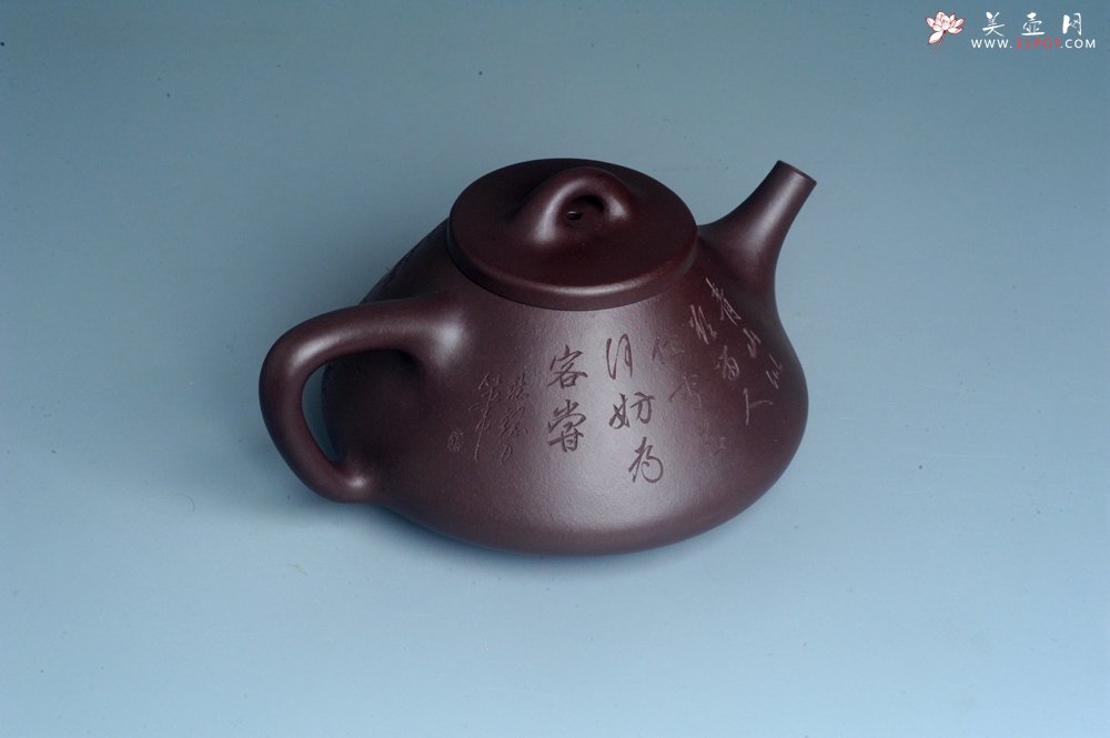 紫砂壶图片：实力派助工周斌 优质底槽青全手工精工 子冶石瓢壶 张听钢精刻山水 青山似欲留人住  香茗何妨为客尝 - 美壶网