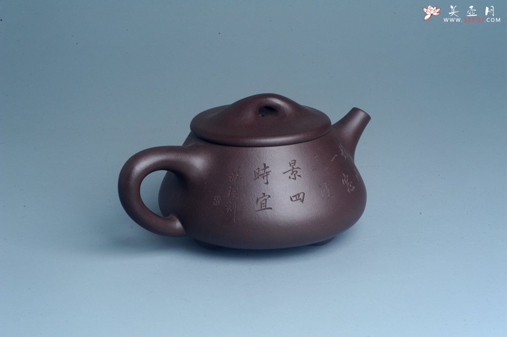 紫砂壶图片：实力派工艺师周斌 优质底槽青全手工精工 满瓢壶 张听钢装饰山水 好山一窗足 佳景四时宜 - 美壶网