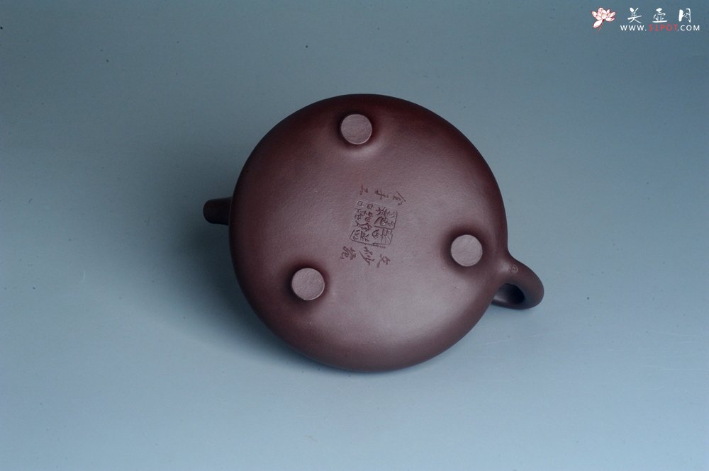 紫砂壶图片：实力派工艺师周斌 优质底槽青全手工精工 子冶石瓢壶 张听钢装饰人物 平生衣食随缘好 过得清闲便是仙 - 美壶网