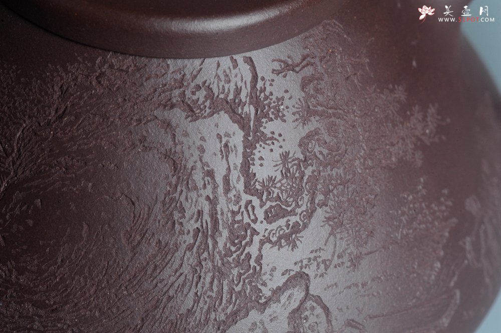 紫砂壶图片：实力派助工周斌 优质底槽青全手工精工 子冶石瓢壶 张听钢精刻山水 青山似欲留人住  香茗何妨为客尝 - 美壶网