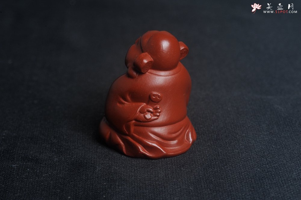 紫砂壶图片：美宠特惠 精致大红袍朱泥手把件财主 财神 摆件茶宠 高5cm - 美壶网