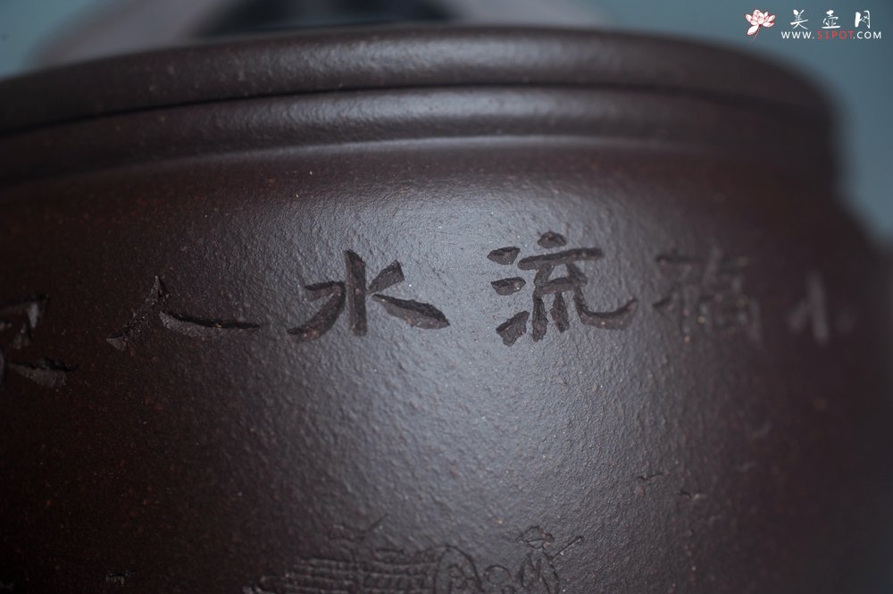 紫砂壶图片：美壶特惠 潜力股周学学老师 精工典范 精致老紫泥汉瓦壶 装饰镂空山水 特文气 - 美壶网