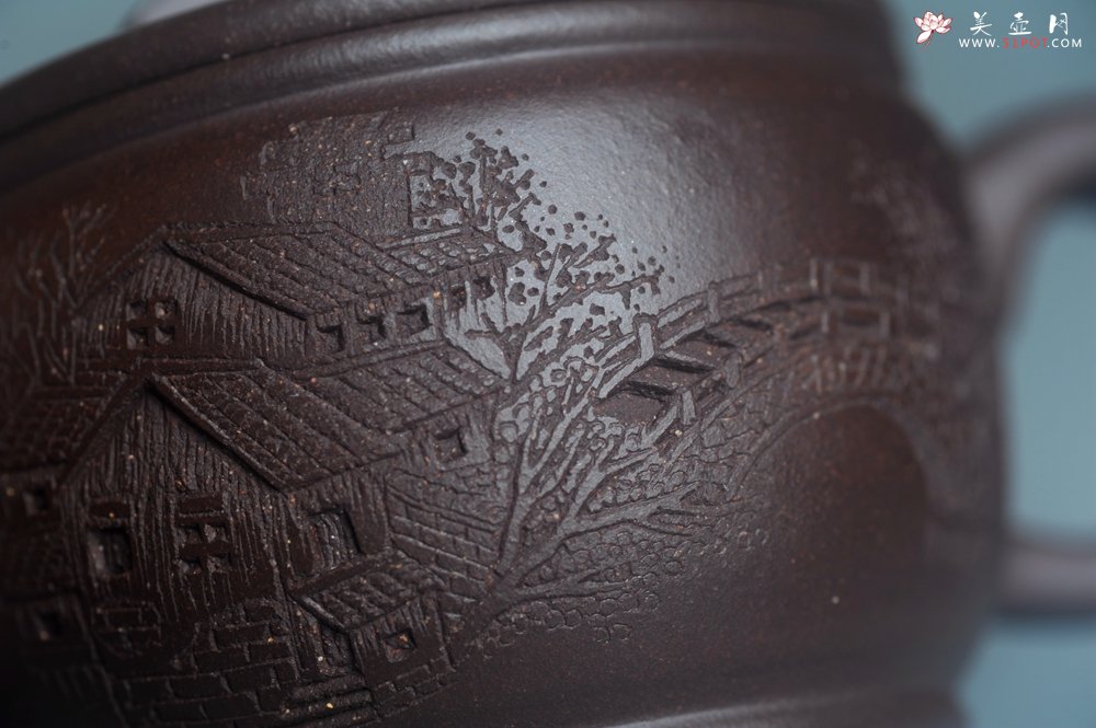 紫砂壶图片：美壶特惠 潜力股周学学老师 精工典范 精致老紫泥汉瓦壶 装饰镂空山水 特文气 - 美壶网