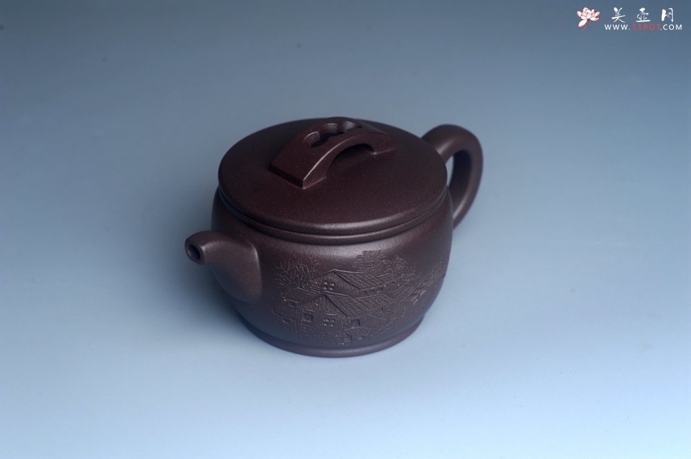 紫砂壶图片：美壶特惠 潜力股周学学老师 精工典范 精致老紫泥汉瓦壶 装饰镂空山水 特文气 - 美壶网