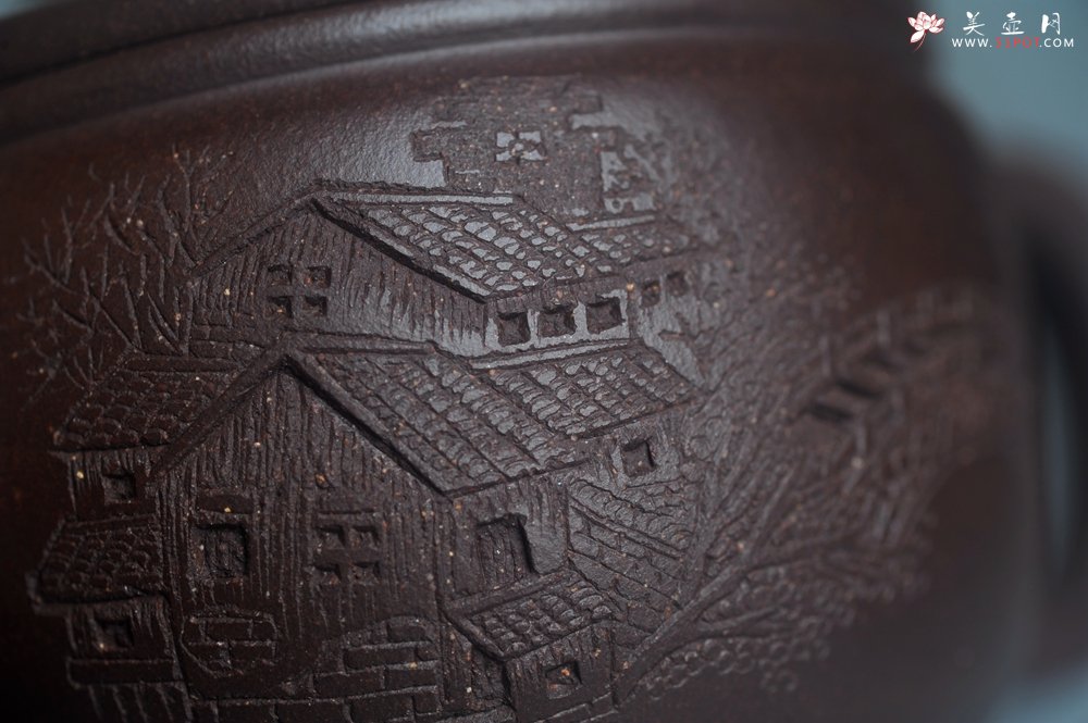 紫砂壶图片：美壶特惠 潜力股周学学老师 精工典范 精致老紫泥汉瓦壶 装饰镂空山水 特文气 - 美壶网