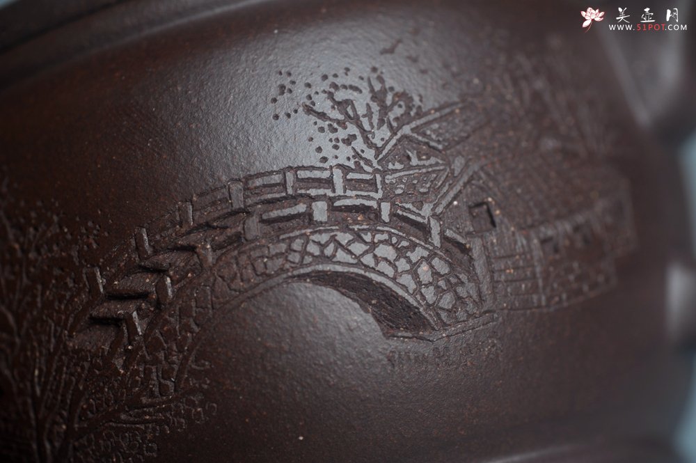 紫砂壶图片：美壶特惠 潜力股周学学老师 精工典范 精致老紫泥汉瓦壶 装饰镂空山水 特文气 - 美壶网