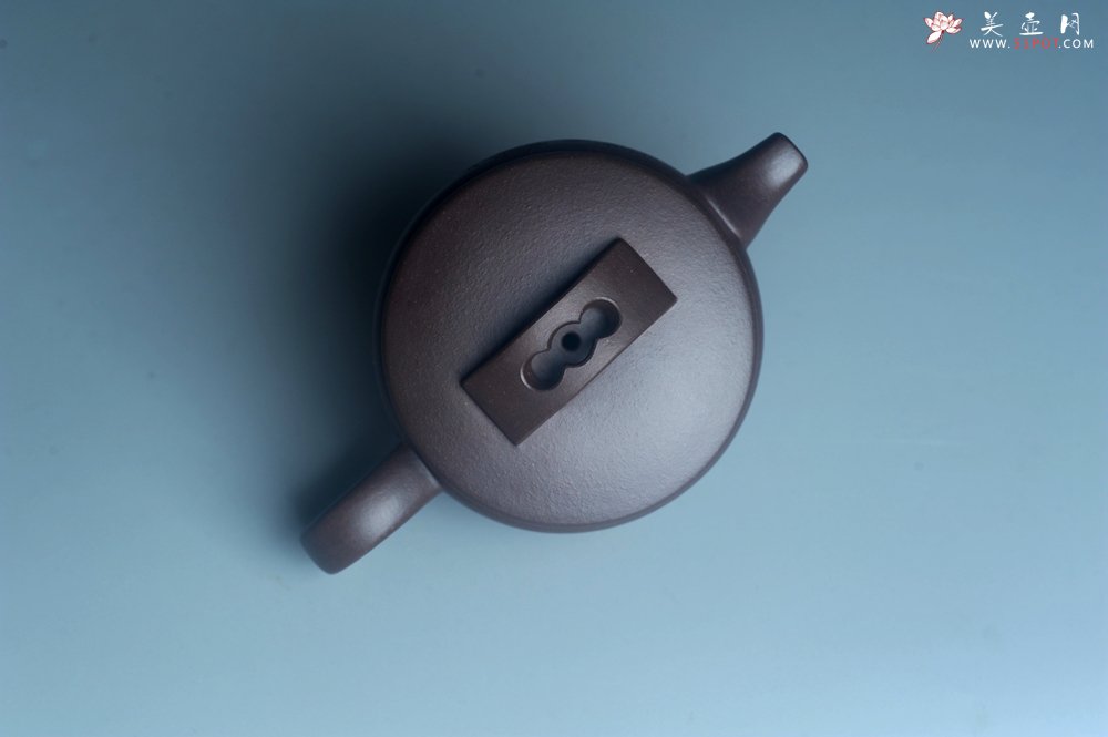 紫砂壶图片：美壶特惠 潜力股周学学老师 精工典范 精致老紫泥汉瓦壶 装饰镂空山水 特文气 - 美壶网