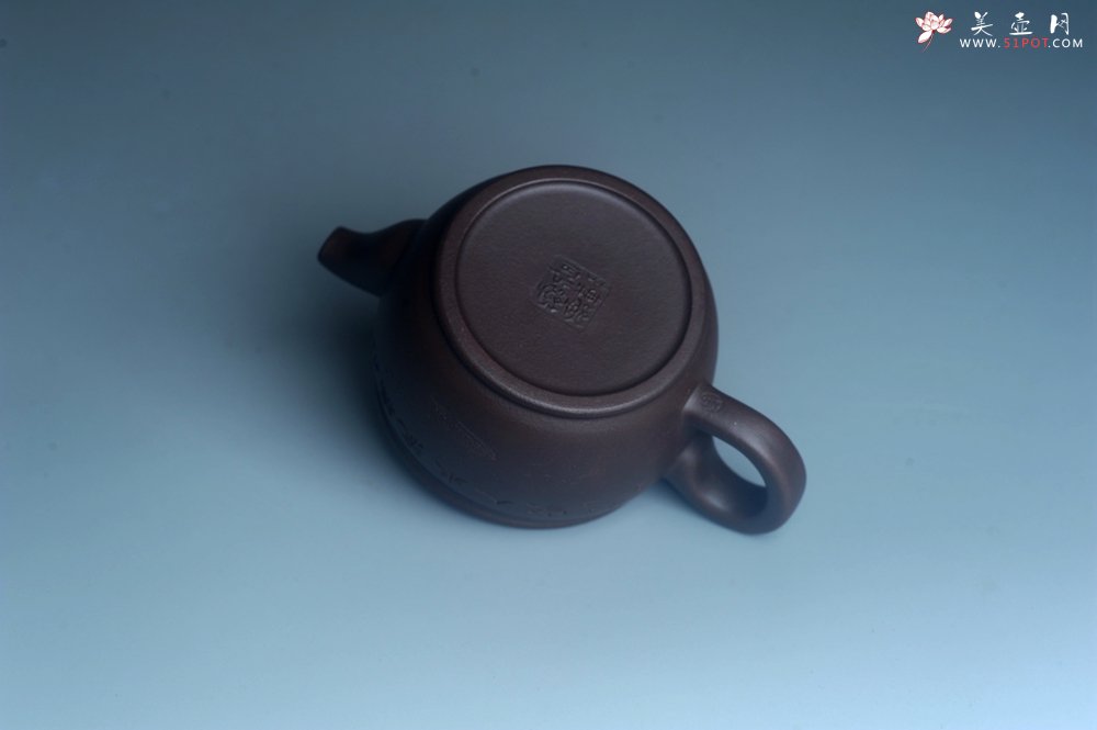 紫砂壶图片：美壶特惠 潜力股周学学老师 精工典范 精致老紫泥汉瓦壶 装饰镂空山水 特文气 - 美壶网