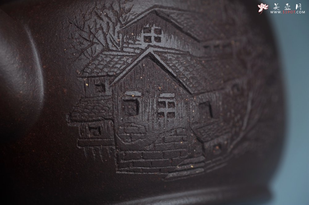 紫砂壶图片：美壶特惠 潜力股周学学老师 精工典范 精致老紫泥汉瓦壶 装饰镂空山水 特文气 - 美壶网