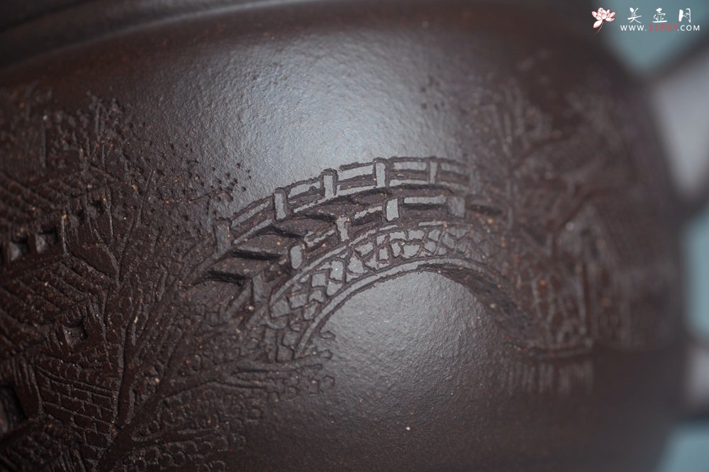 紫砂壶图片：美壶特惠 潜力股周学学老师 精工典范 精致老紫泥汉瓦壶 装饰镂空山水 特文气 - 美壶网