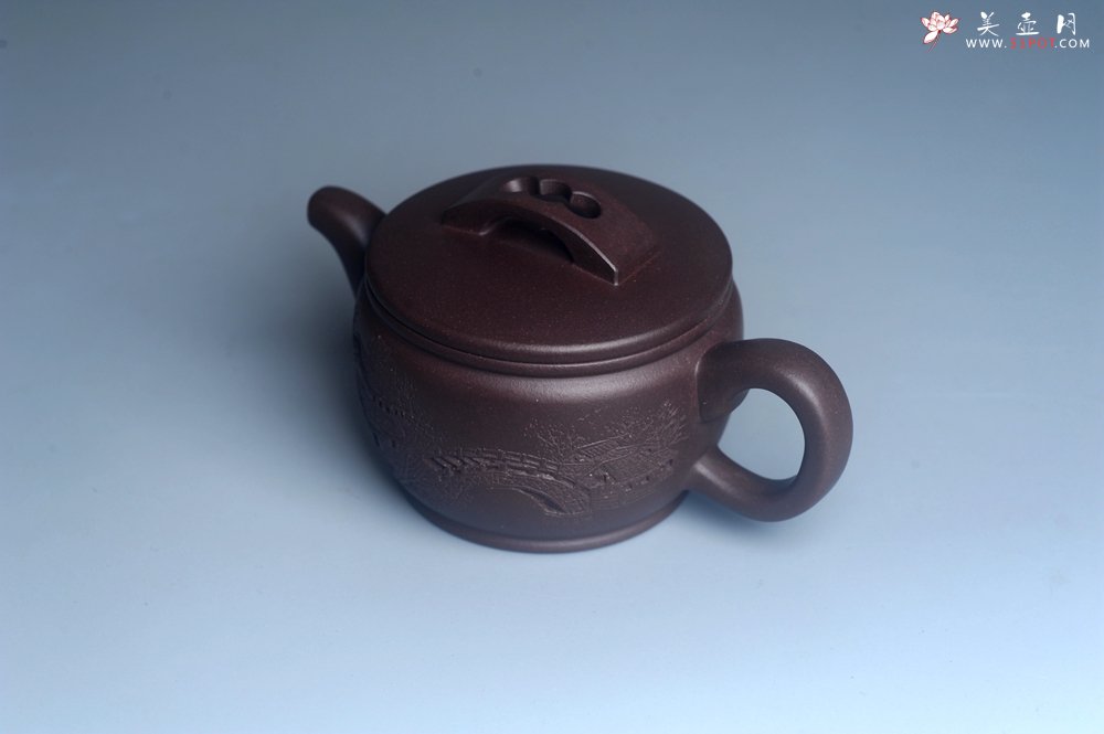 紫砂壶图片：美壶特惠 潜力股周学学老师 精工典范 精致老紫泥汉瓦壶 装饰镂空山水 特文气 - 美壶网