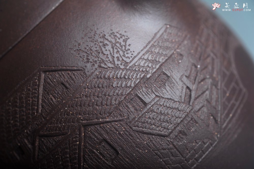 紫砂壶图片：美壶特惠 超精致老紫泥秦权壶 立体雕刻山水 特文气 - 美壶网