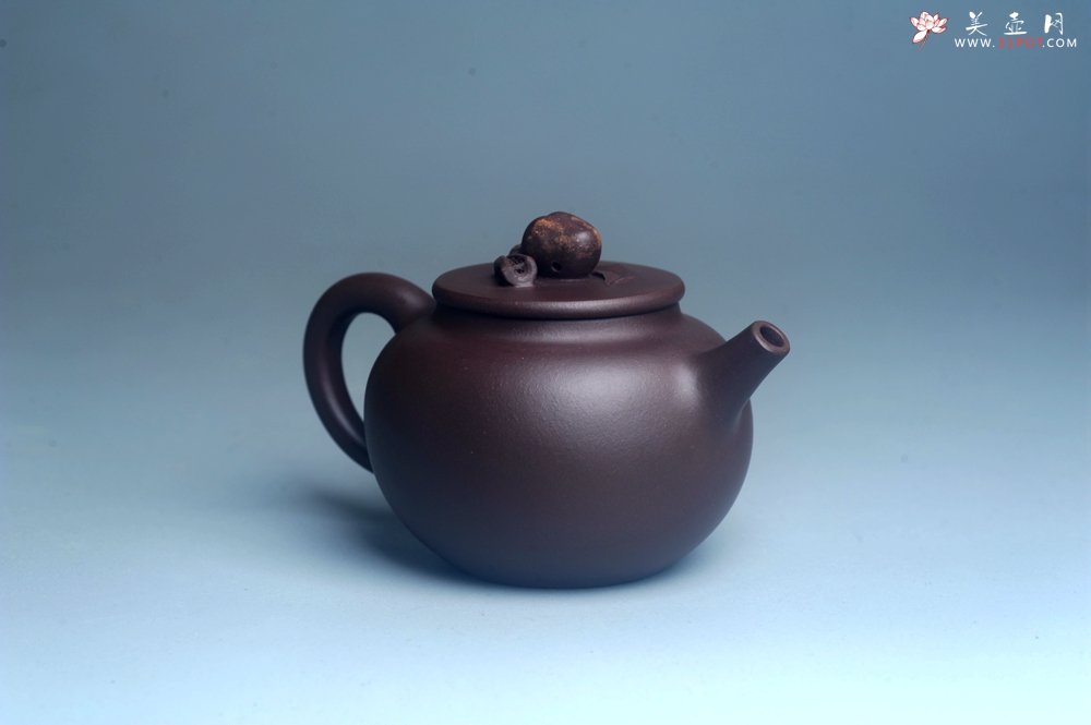 紫砂壶图片：实力派工艺师周斌优质底槽清全手工精工 原创寿桃壶 陶兴双刀装饰 福如东海长流水 寿比南山不老松 特文 - 美壶网