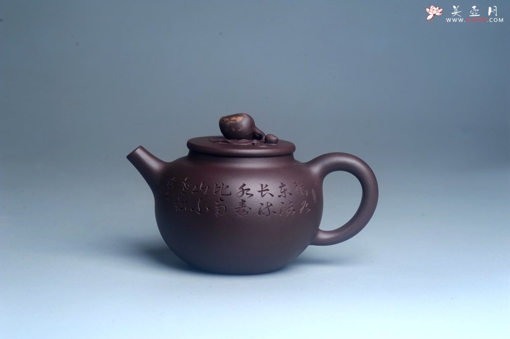 紫砂壶图片：实力派工艺师周斌优质底槽清全手工精工 原创寿桃壶 陶兴双刀装饰 福如东海长流水 寿比南山不老松 特文 - 美壶网