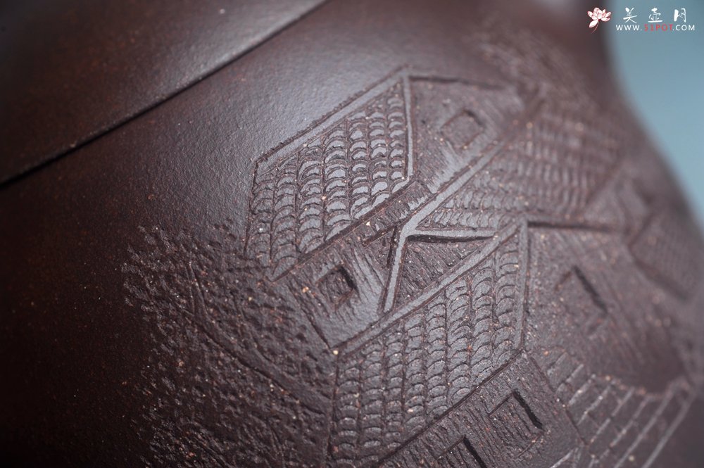 紫砂壶图片：美壶特惠 超精致老紫泥秦权壶 立体雕刻山水 特文气 - 美壶网