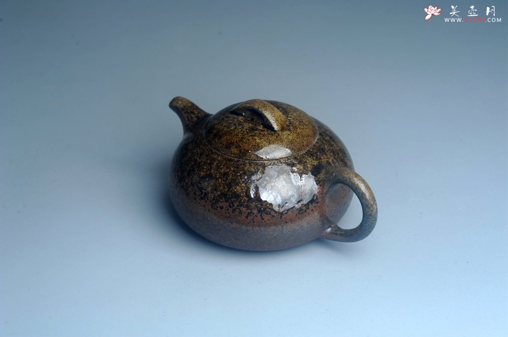紫砂壶图片：美壶特惠 精致柴烧芝麻段泥半月壶 柴烧之佳品 - 美壶网