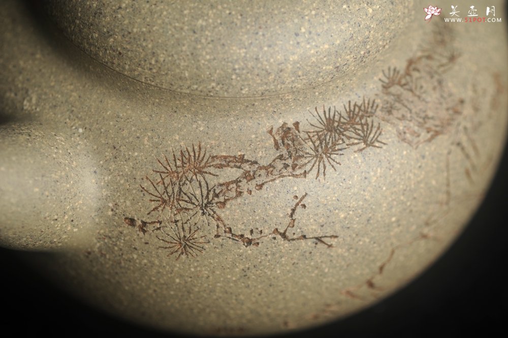 紫砂壶图片：实力派工艺师周斌 极品芝麻段泥 原创全手工牛韵壶 松涛烹雪醒诗梦 竹院浮烟荡俗尘 - 美壶网