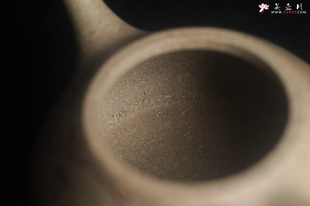 紫砂壶图片：实力派工艺师文砂苑堂主周斌 特好本山芝麻绿泥全手工牛盖高士壶  行到水穷处 坐看云起时 - 美壶网