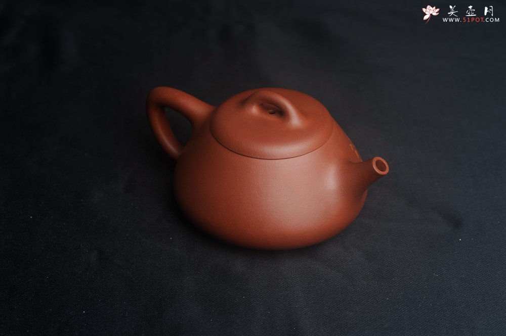 紫砂壶图片：潜力股周小培老师 老师家藏黄龙山一号井小红泥 全手工曼生石瓢 不肥而坚是以永年 - 美壶网