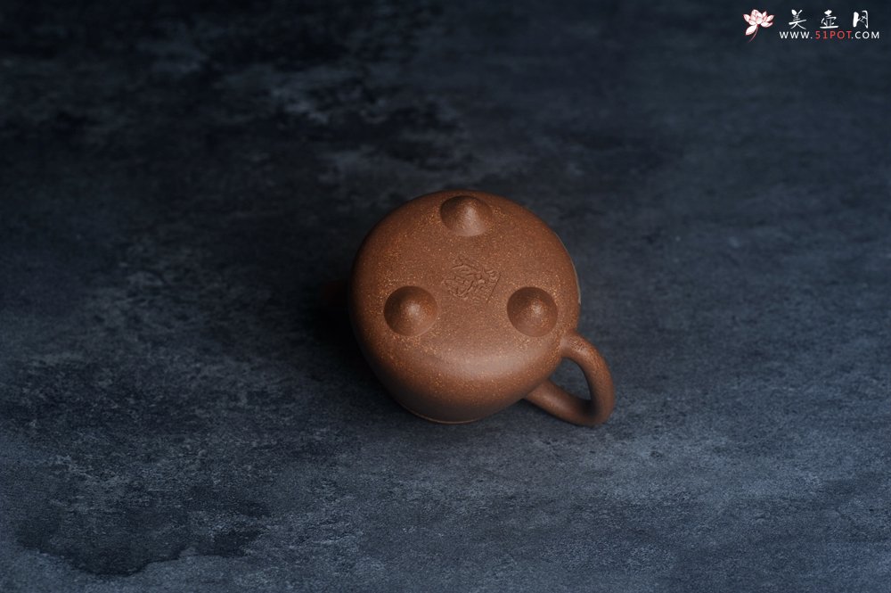 紫砂壶图片：美壶特惠 潜力股王静然 精致老段泥高石瓢 泥绘金蟾 特文气 - 美壶网