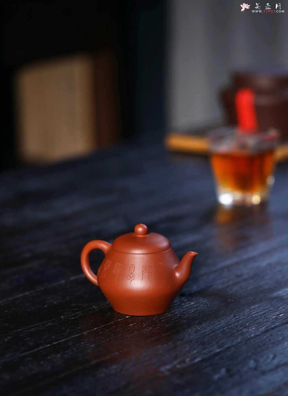 紫砂壶图片：特油润黄龙山小红泥全手工朱泥宝记经典款高虚扁壶 - 美壶网