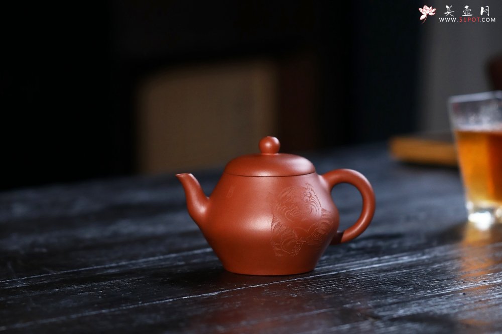 紫砂壶图片：特油润黄龙山小红泥全手工朱泥宝记经典款高虚扁壶 - 美壶网