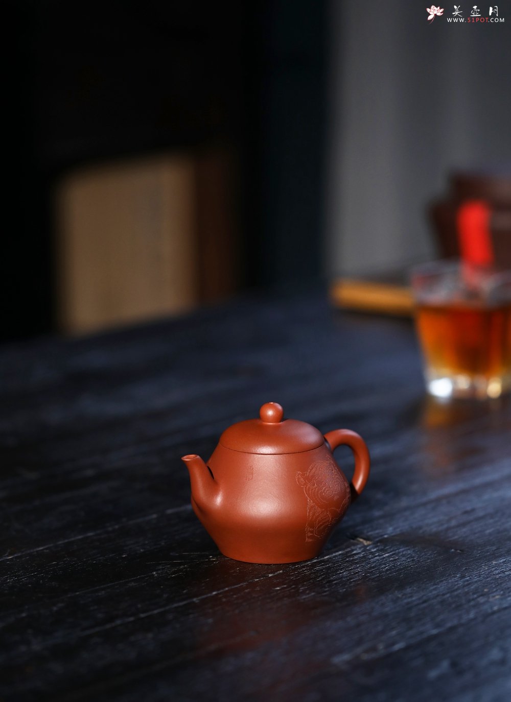 紫砂壶图片：特油润黄龙山小红泥全手工朱泥宝记经典款高虚扁壶 - 美壶网