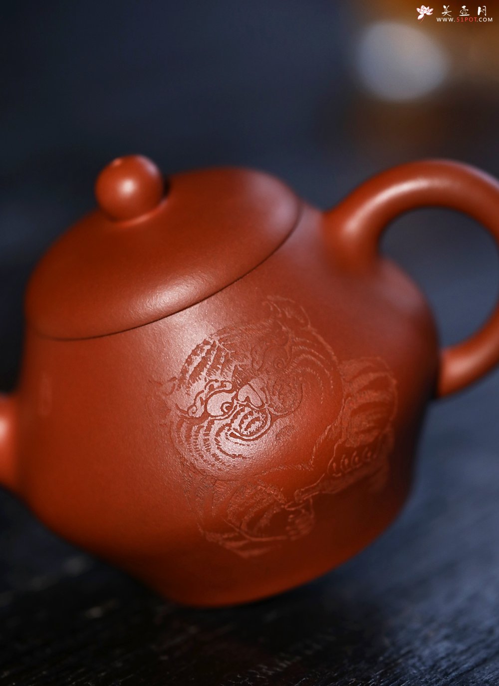 紫砂壶图片：特油润黄龙山小红泥全手工朱泥宝记经典款高虚扁壶 - 美壶网