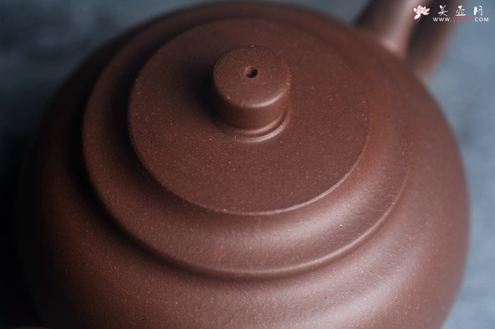 紫砂壶图片：美壶特惠 精致黑星红拼紫泥（家藏限量）平盖莲子壶 球孔出水爽利 茶人醉爱 - 美壶网